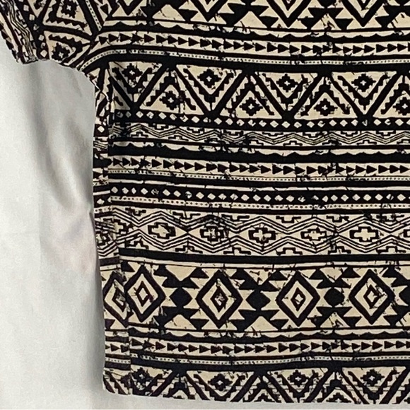 Forever 21 Women’s T-Shirt Crop Top Aztec Blouse Size Small - Picture 10 of 15